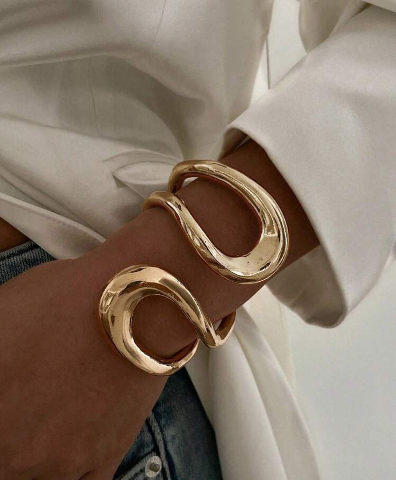 Asymmetrical shaped Metalic circular Bangle